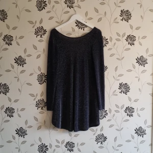 Marinblå glittrig klänning från NLY Trend, Strl: S - Säljer en marinblå/mörkblå glittrig klänning från NLY Trend i storlek S. Klänningen har långa ärmar och en v-ringad rygg som ger en elegant touch. Perfekt för festliga tillfällen! ✨