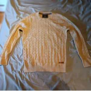 Beige stickad tröja från Bondelid - Säljer en snygg beige stickad tröja från Bondelid i storlek M. Tröjan har ett klassiskt flätmönster och är perfekt för kyliga dagar. Den är i bra skick. 