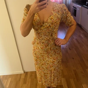 🧡 Klänning från & Other Stories  - 🧡 Blommig klänning från & Other Stories i så fina färger . Storlek 36 . Se bild för materialinformation . Säljes då den inte passar mig . Mycket fint skick 🧡