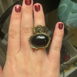 Ring med svart sten - En ring jag köpte second hand som inte passade. Jag har inte använt den. Lite under 2cm i diameter.