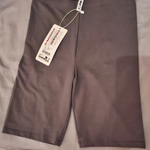 Grå shorts från FB Sister - Grå shaping shorts från FB Sister i storlek XS. Funkar även upp till M! Superbekväma, perfekta underplagget till klänning/kjol/leggings/jeans. Mjuka, tunna & väldigt stretchiga! 🥰