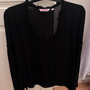 Svart blus  - Svart blus med knyt detaljer, passar perfekt till vardags eller mer uppklädda tillfällen/jobb. Skriv för fler bilder! 💛 