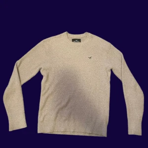 Hollister stickad sweatshirt - Stickad tröja ifrån hollister. Toppskick. Inga defekter. Storlek S men passar även M. Skriv vid minsta lilla fundering.