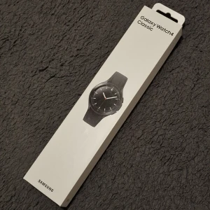 Samsung Galaxy Watch4 Classic - Säljer min nya Galaxy Watch4 Classic. Skick: helt ny med sin kartong.  *Kvitto finns*
