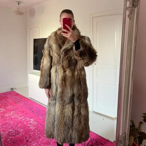 Vintage pälsjacka med stora axlar  - Vintage pälsjacka i fuskpäls med stora axlar. Storlek M