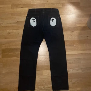 Bape jeans - Bape jeans, äkta och köpta från japan, straight fit. W 33 L 33. 9/10 skick, Dm om mer frågor finns.