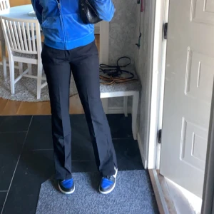 Low waist kostymbyxor  - Kostymbyxor från bikbok stl 36 med slits i benen