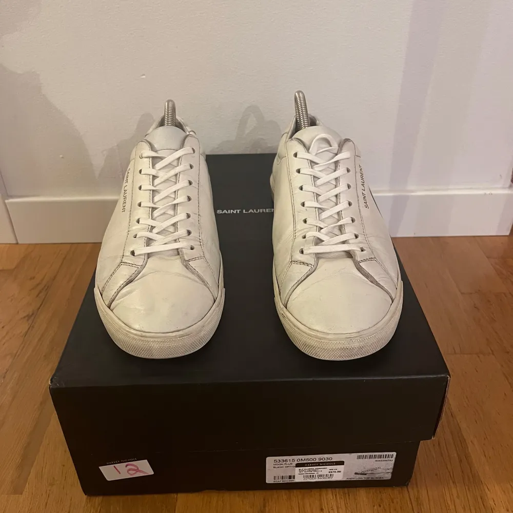 Säljer ett par saint laurent sneakers i storlek 43-44, de är i använt skick därav priset, men har fortfarande mycket kvar att ge! Nypris på dessa är ca 4000 Skorna kommer med box och äkthetsbevis. Pris kan sänkas vid snabb affär, tar även emot byten!. Skor.