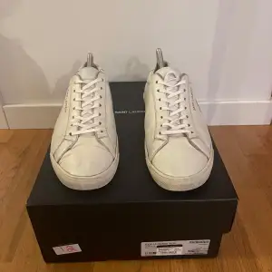 Säljer ett par saint laurent sneakers i storlek 43-44, de är i använt skick därav priset, men har fortfarande mycket kvar att ge! Nypris på dessa är ca 4000 Skorna kommer med box och äkthetsbevis. Pris kan sänkas vid snabb affär, tar även emot byten!