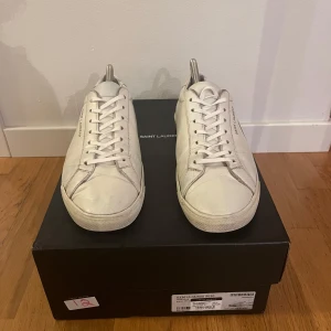 Saint laurent Andy sneakers - Säljer ett par saint laurent sneakers i storlek 43-44, de är i använt skick därav priset, men har fortfarande mycket kvar att ge! Nypris på dessa är ca 4000 Skorna kommer med box och äkthetsbevis. Pris kan sänkas vid snabb affär, tar även emot byten!