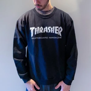 Svart Thrasher sweatshirt - Snygg Thrasher sweater i mycket bra skick. 