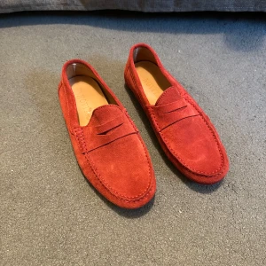 Loafers röda  -  Säljer mina loafers från NOVITA  för att dem är för små. Dem är aldrig använda och i ny skick. Har inget kvitto eller box till dem.  Stl 40  Nypris: 900 kr