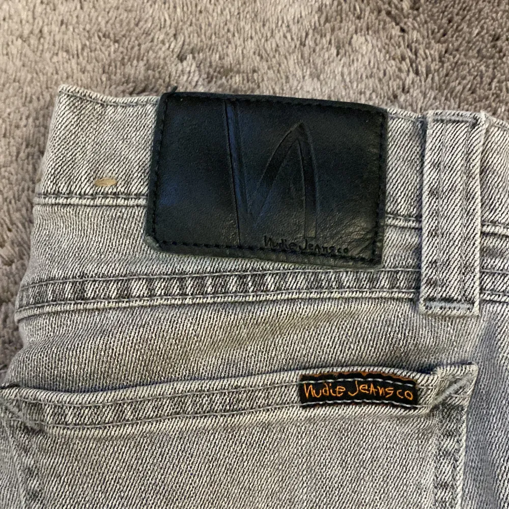 Säljer nu dessa sjukt snygga Jeans från Nudie  i storlek 27/30 ,Skick 7/10, defekt förekommer, gylf går inte att stänga se bild. Pris: 299 kr, kan diskuteras vid snabb affär!. Jeans & Byxor.