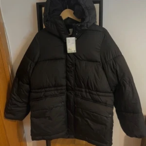 vinterjacka  - SUPERfin! perfekt nu till vintern, håller en så varm. liknande fjällräven jackorna i passform, storlek xxs men passar Xs-S oxå, endast en defekt vid dragkedjan men inget man märker med den på, nypris 799kr🩷