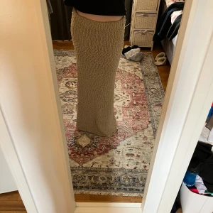 Beige stickad långkjol - Oanvänd Beige stickad kjol i storlek xs. Köpt på NA-KD för 400kr och säljs för 300kr.
