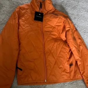 PeakPerformance jacka - Säljer en helt ny PeakPerformance Orange jacka storlek M.