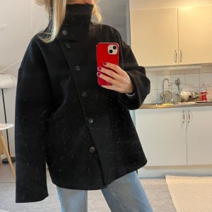 Kort kappa - Så snygg höstkappa! Säljer då den är lite för stor för mig. Typ oanvänd från Pernilla Wahlgrens kollektion. Skulle säga att den är L-XL. Jag är 170 lång