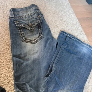 Miss me jeans - Säljer mina miss me jeans, bilderna e från nån annan jag köpte byxorna från. Den är i storlek 28 o midjemåtet runt hela är 77 cm o midjemått rakt över är 39 cm. De är i fint skick men en knapp e borta se sista bild.  Pris kan diskuteras vid snabb köp