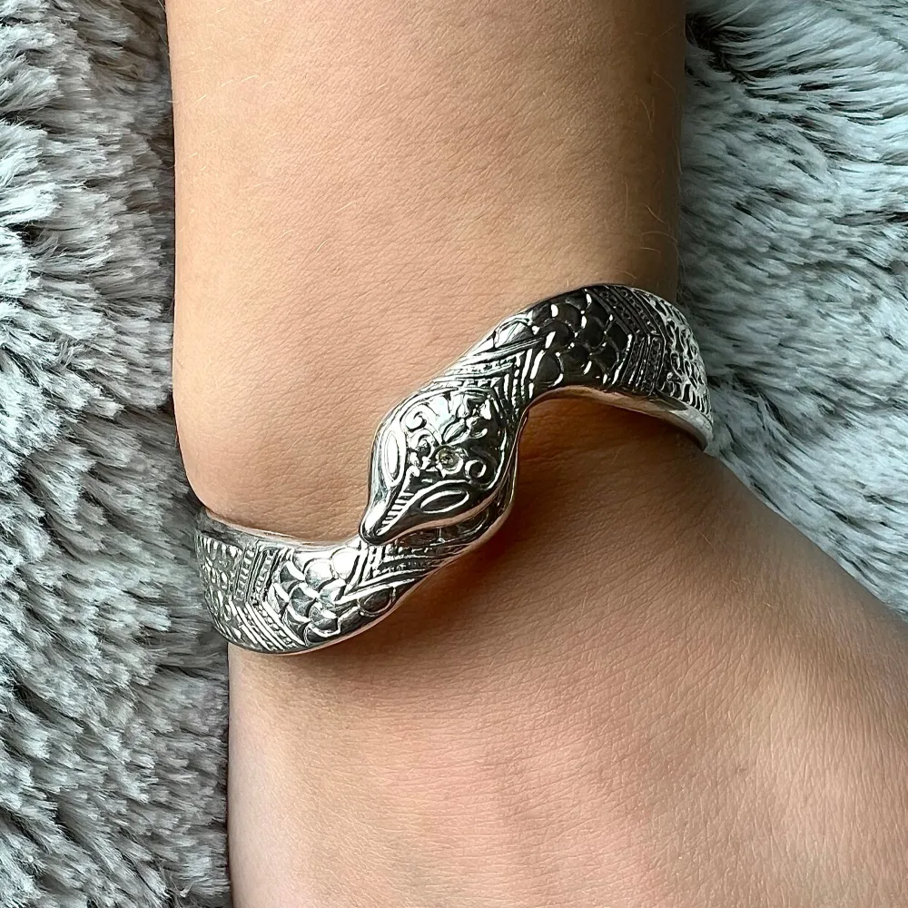 Orm-armband gjort av silver i mycket bra skick🪩💕. Accessoarer.