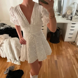 Student klänning - Säljer min söta adoore klänning som jag hade som student klänning. Endast använd 1 gång och i mycket bra skick. Tycker den är precis bra i längden på mig som är 171. Storlek 36💗