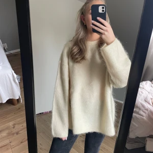 Mohair tröja - Slutsåld tröja som är superfin och med prislapp kvar helt oanvänd. Den är lite creme vit, lägg gärna prisförslagg