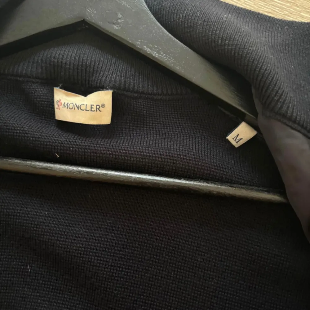 Jag säljer en jätte fin cardigan jacka den har använt bara ett par gånger samt så har den inga skador eller liknande den ser ut o va ny skrev för mer information och jag kan tänka mig gå ner i priset vid snabb affär. Takit.