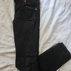 Svarta jeans, storlek S - Snygga svarta jeans med en rak passform.