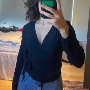 Svart blus Monki - Aldrig använd, prislapp kvar  Perfekt till kontor/utekvällar 