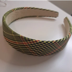 Rutig diadem i grönt och orange - Säljer ett snyggt rutig diadem i grönt och orange. Perfekt för att piffa upp vilken outfit som helst! Det är bekvämt att bära och ger en cool retrovibe. Nytt och oanvänt. 🧡💚