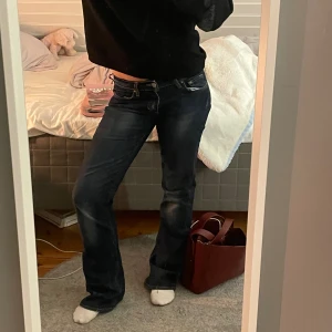 Lågmidjade jeans - Skitsnygga lågmidjade jeans  Passar 25-28 i midja och någon runt 165 i längd 🥰