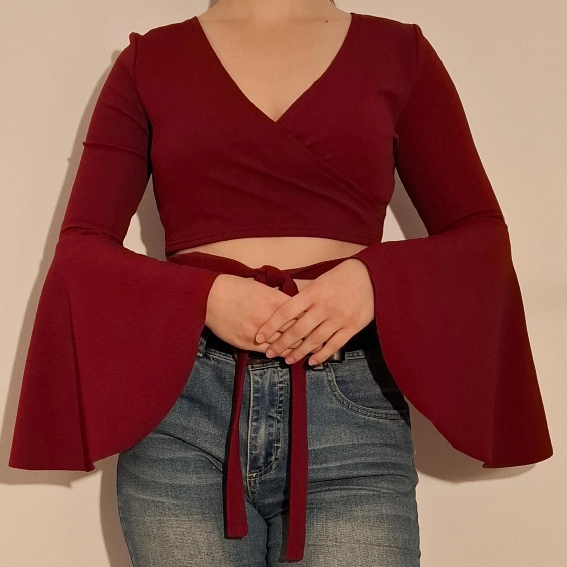 Vinröd crop top med vida ärmar