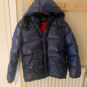 Ralph Lauren Jacka - Tja! Säljer nu min Ralph Lauren jacka som har blivit för liten för mig. Har haft den i en vinter och skicket på den är 8,5/10 hade ett hål på den som fixades hos en skräddare så det syns knappast! (se fjärde bilden) Storlek: 164 (XS)Kan gå ner i pris