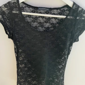 Spets topp - Säljer denna jätte fina spets topp från Brandy Melville. Aldrig använd, och köpte för 200 kr. ❤️
