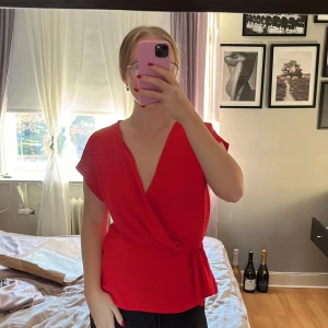 Topp med crêpe och knut  - Helt ny topp från zara, väldigt populär 