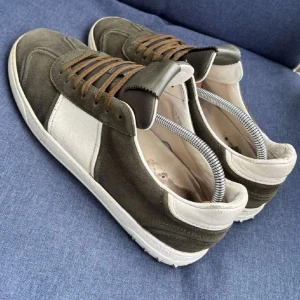 Flycrews  - Storlek 43. söker byten mot ett par blåa men vid ett stabilt pris kan jag tänka mej o sälja. 