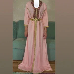 Klänning/ marockans klänning - Jag har storlek 36 och denna klänning passar storlek 34-38. En fin klänning och jätte fin färg. 