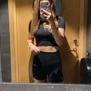 Träningstopp - Träningstopp från ICIW, storlek XS💕 köpt för 399 kr, köparen står för frakten 🥰