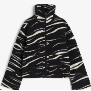 Teddyjacka - Säljer min superfina teddy jacka från H&M då den tyvärr inte kommer till användning! Inga defekter!🤍