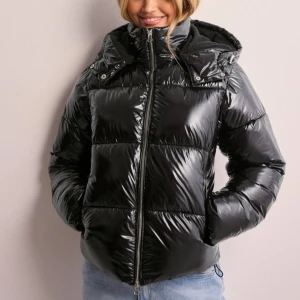 Virala Nelly jackan - Säljer den virala Nelly jackan i stl S! Den är aldrig använd och lapparna är fortfarande kvar! 😊den är helt slut såld!  Everyday shiny puffer jacket. Ljuset på mina bilder gör så att den ser lite lila ut men den är svart❣️