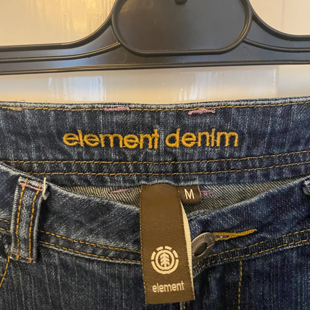 Säljer ett par snygga blå jeans från Element Denim i storlek M men de är mer som s-xs, de har tyvärr blivit försmå:/. Jeans & Byxor.