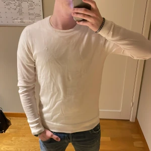 J.Lindeberg stickad tröja merinoull  - Riktigt schysst stickad tröja från J.Lindeberg i extremt skön merinoull. Skick 10/10. Storlek M passar S-M. Priset är ej hugget i sten! Hör gärna av dig vid frågor😊