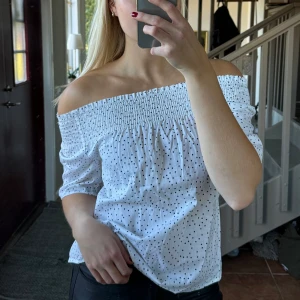 Prickig blus  - Prickig blus som man kan ha både off shoulder eller vanligt 