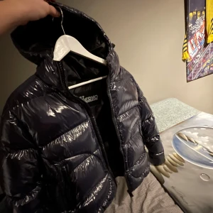 Herno vinter jacka - Herno jacka i väldigt bra skick (nästan ny skick) storlek S/M. nypris: 7000kr. Skriv ifall ni har några frågor!