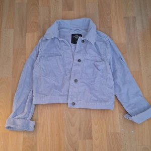 Ljusblå ribbad jacka Hollister - Ljusblå, ribbad, jacka från Hollister. Första bilden visar färgen bra, i dom andra blir den alldeles för ljus. Den är i nyskick och i storlek M. Vill du ha fler bilder eller har funderingar så hör av dig! 🩷 Priset går att diskutera.