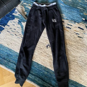 Lounge underwear  - Lounge underwear mjukisbyxor i färgen svart!  Jättesköna mjukisbyxor med resort vid fötterna. Sparsamt använd. Nypris 700kr 