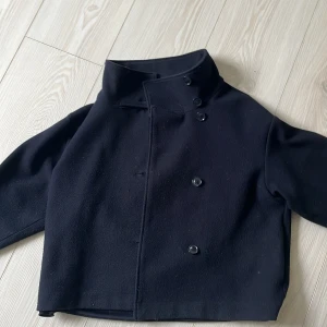 Gina Tricot kappa - Säljer min superfina gina trickot kappa, mörkblå. Nypris 600 mitt pris 350 , inga defekter eller liknande på den