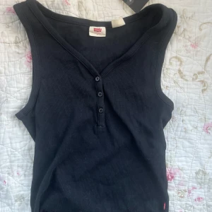 Svart linne - Svart linne med knappar💕har aldrig blivit använd och prislappen är kvar
