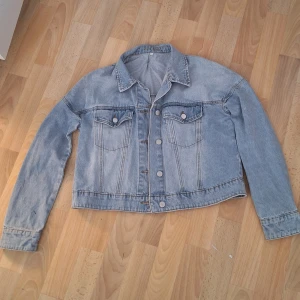 Jeansjacka  - Ljusblå Jeansjacka, i storlek S/M, sitter aningen baggy. Nyskick. Vill du ha fler bilder eller har några funderingar så hör av dig! 🩷