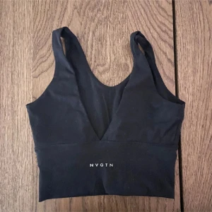 Nvgtn topp - En svart nvgtn tränings topp som användes vid ett tillfälle och inte använd sedan dess, inga defekter eller liknande som ny😊 nypris 400kr