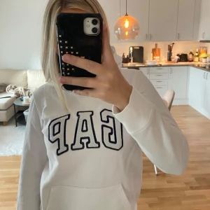 Gap hoodie - Lite tunnare vit hoodie från Gap, knappt använd o superskön🤍 storlek M men skulle mer säga xs/s